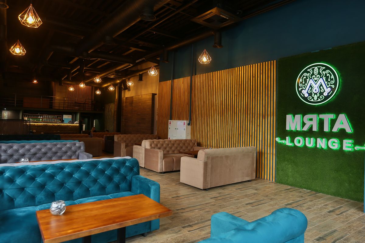 Кафе мята. Кальянная мята Lounge в Москве. Кальянная Москва мята лаунж. Фитостена мята лаунж. Мята лаунж Павелецкая.